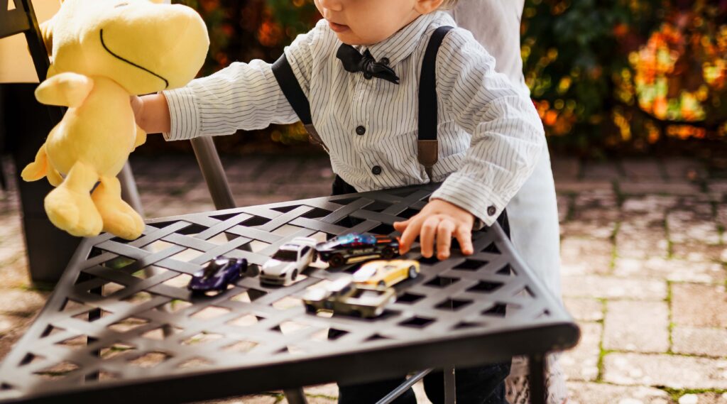 Piccoli ospiti che si divertono al matrimonio