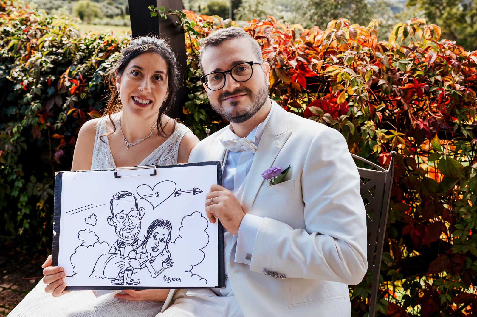 Sposi mostrano una caricatura regalo durante il ricevimento