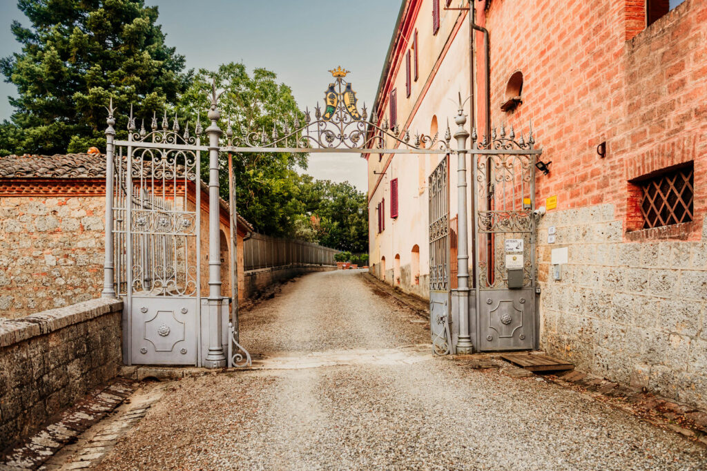 Ingresso di una location per matrimonio in Toscana