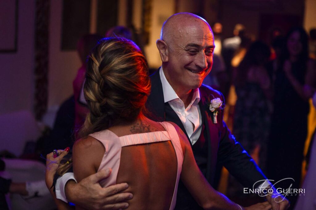 Padre della sposa che balla con un’amica della figlia durante la festa