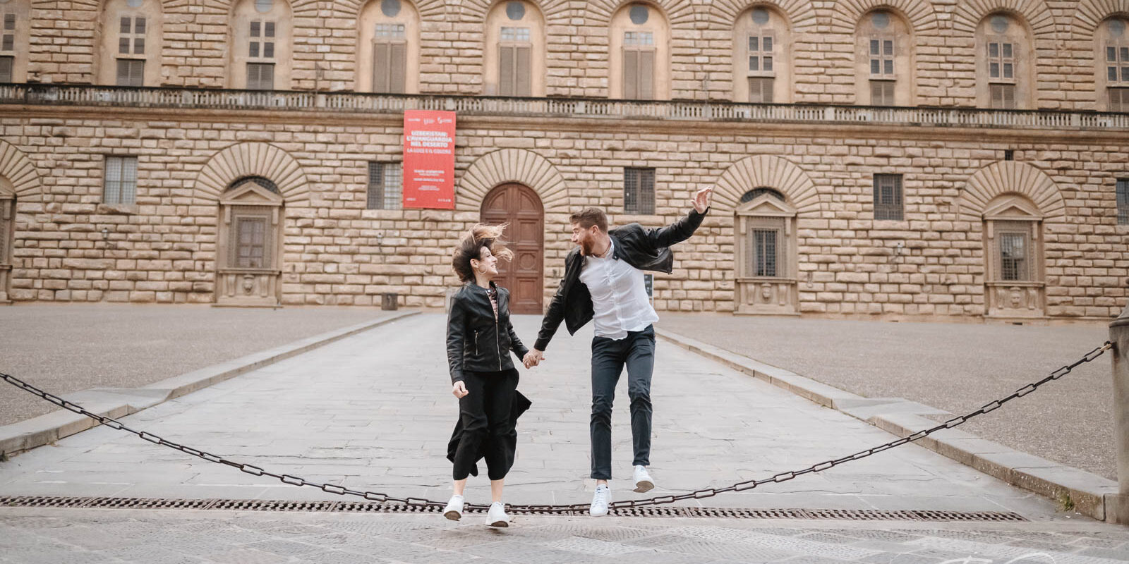 Coppia fotografata insieme davanti a palazzo Pitti a Firenze