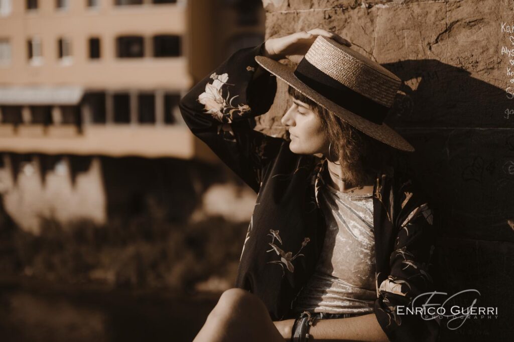 Donna con cappello fotografata in luce laterale su Ponte Vecchio