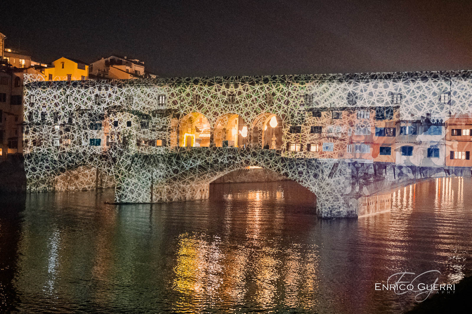 Trame luminose bianche del video-mapping avvolgono Ponte Vecchio durante Green Line Firenze 2023