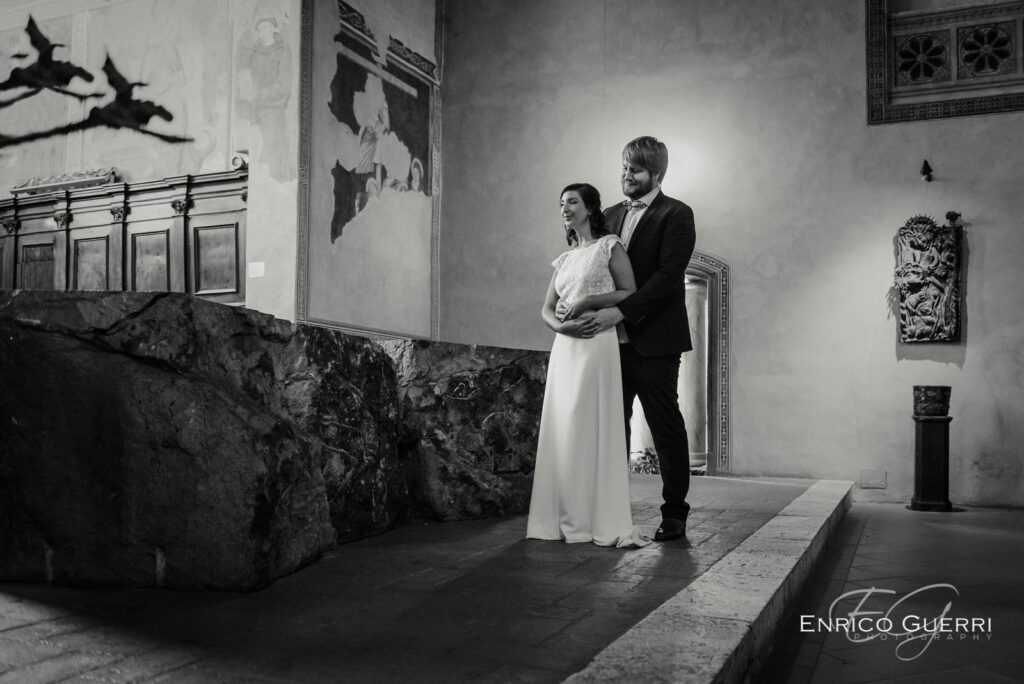 Ritratto in bianco e nero degli sposi all’interno del Duomo di Pienza