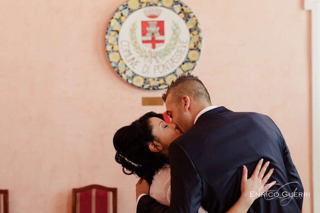 servizio fotografico di matrimonio Firenze bacio sposi