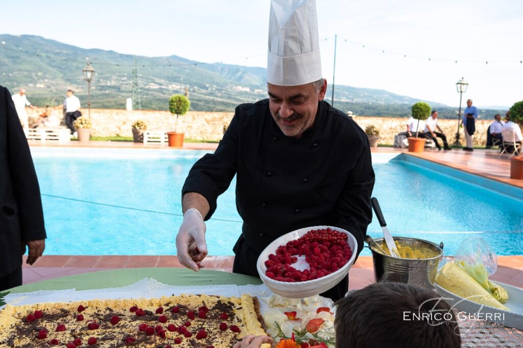 Chef che prepara il dolce durante il ricevimento di matrimonio